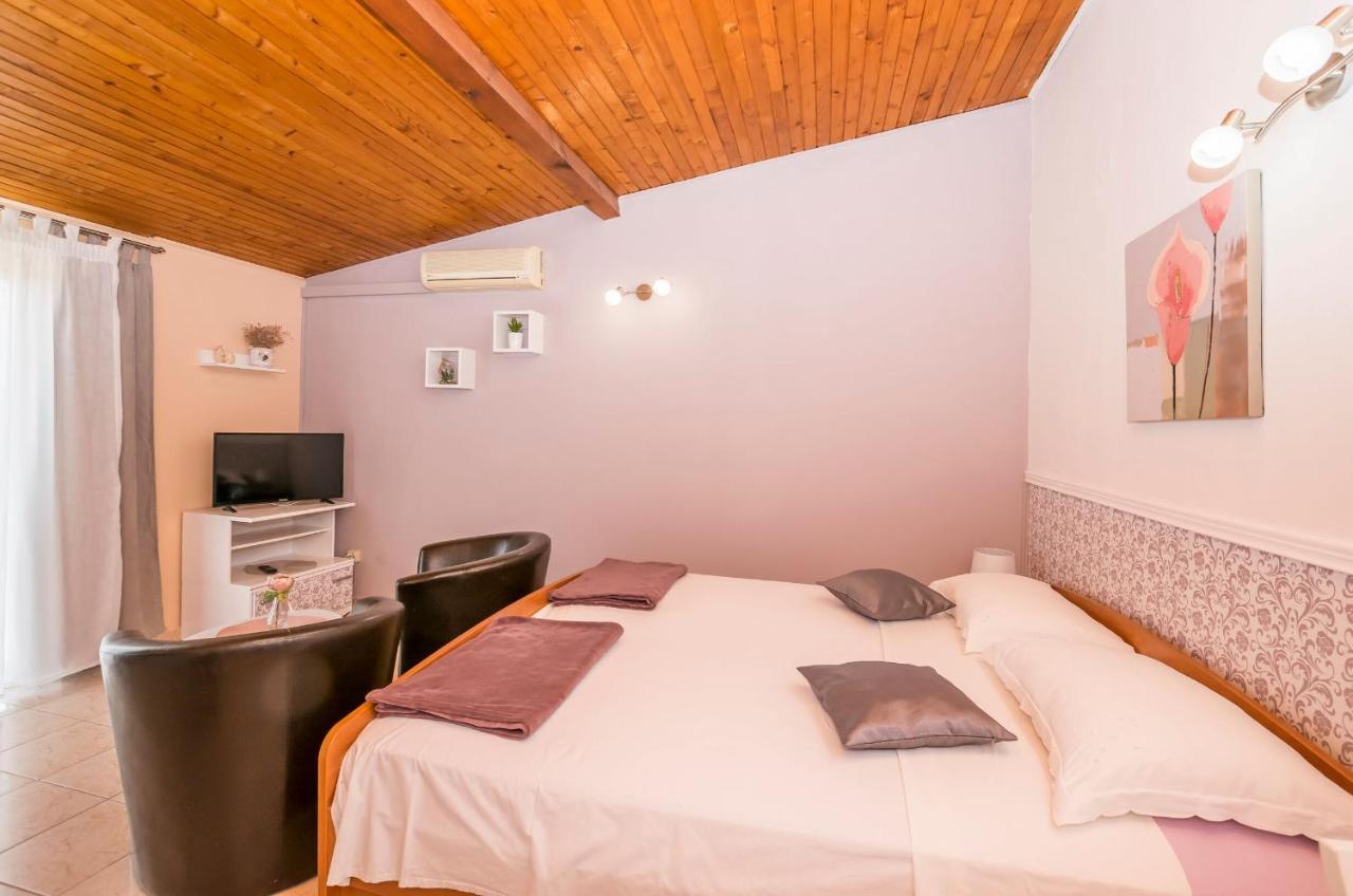 Apartments And Room Zinka Vodice Eksteriør billede