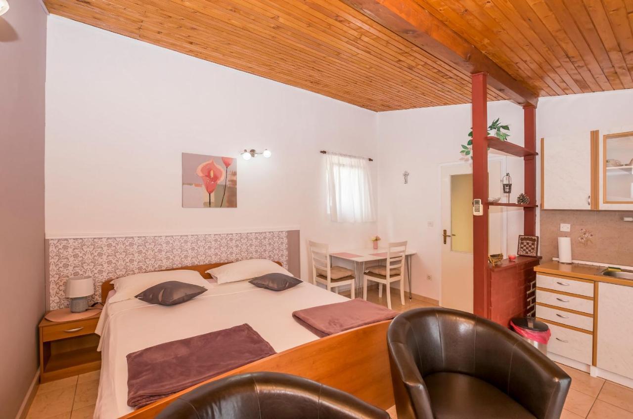 Apartments And Room Zinka Vodice Eksteriør billede